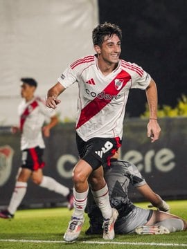 River fijó una cláusula récord de 100 millones de euros para Bautista Dadín, el delantero de 19 años que brilla en reserva