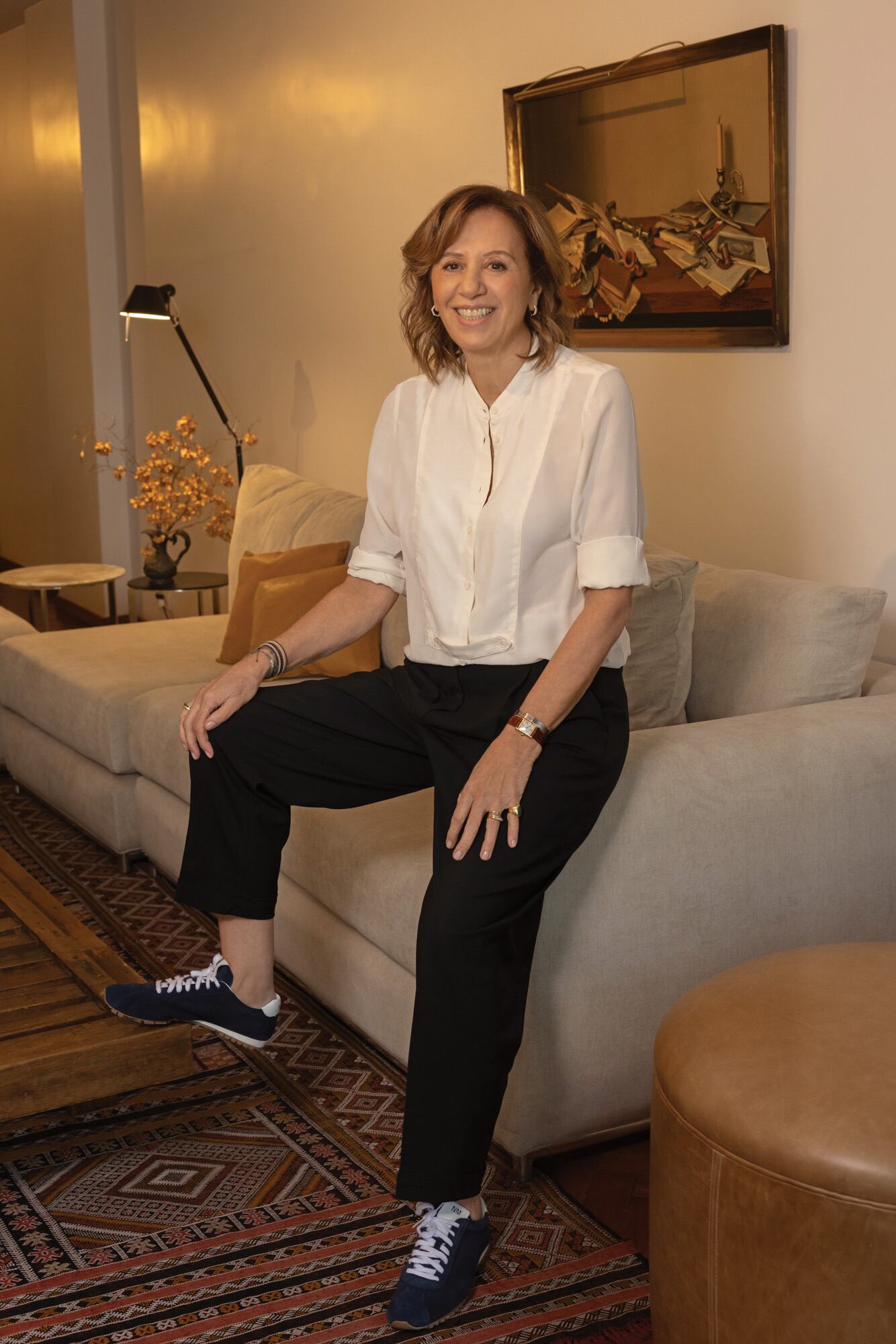 Dueña de un estilo elegante y femenino, Graciela Naum posa en el living de su casa. “Heredé la sensibilidad de mi madre Maguet Laion [al igual que su padre, Esteban Naum, Maguet era de origen libanés], que era escultora. Realizaba unas siluetas de mujer, de una serenidad conmovedora”, cuenta. 