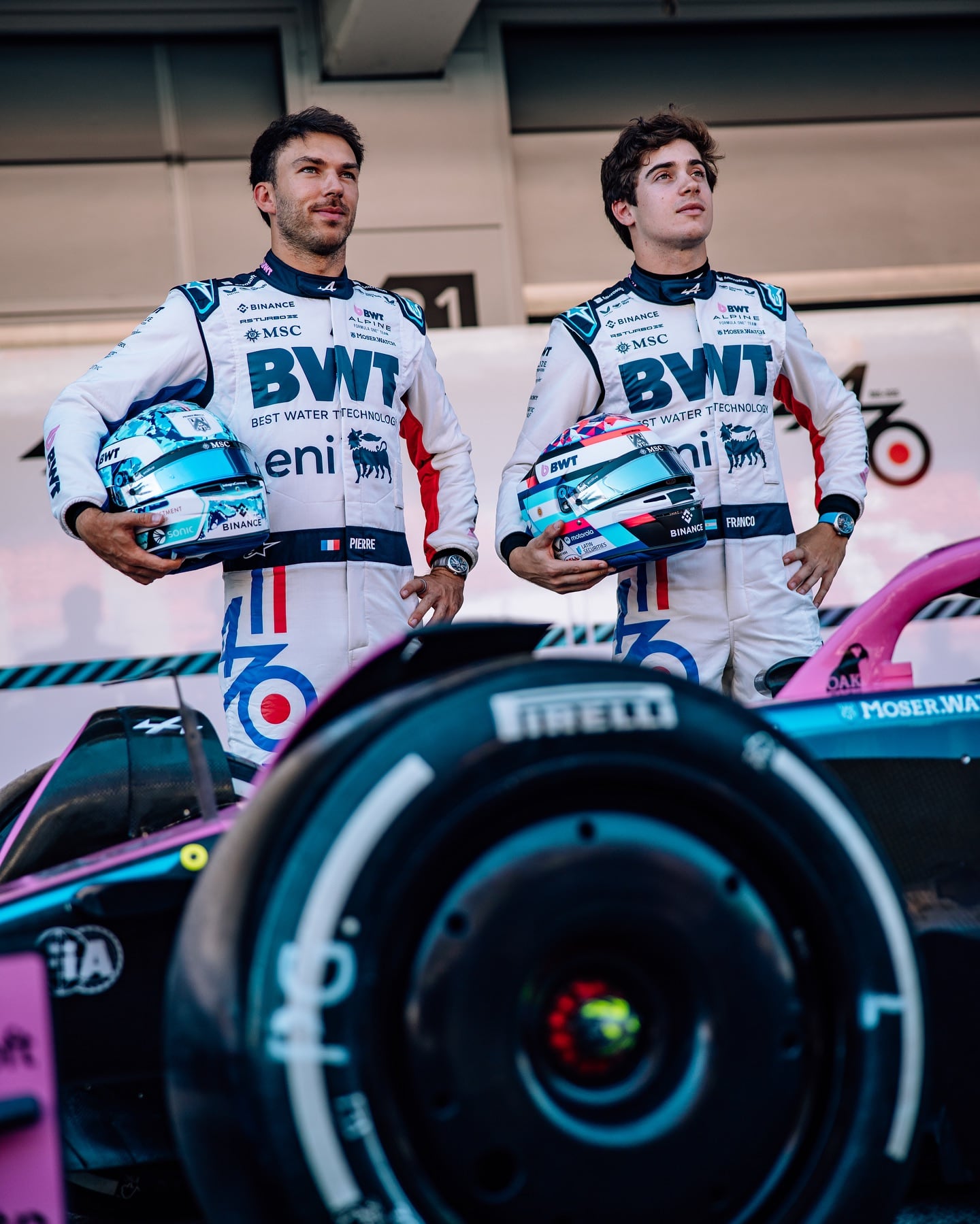 Franco Colapinto y Pierre Gasly con los nuevos uniformes de Alpine por los 70 años de la marca. (Foto: Instagram / @AlpineF1Team).