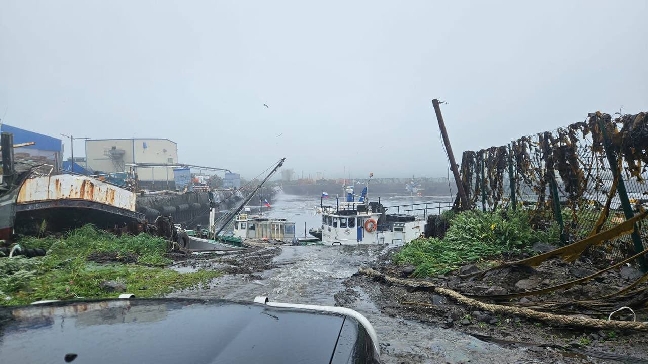 Escenas posteriores al paso del tsunami en la región de Kamchatka