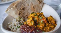 El restaurante de cocina india que convoca con sus platos especiados a pasos del mar