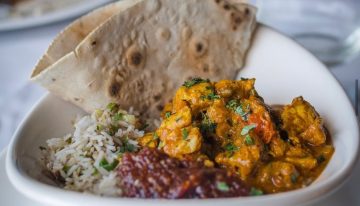 El restaurante de cocina india que convoca con sus platos especiados a pasos del mar