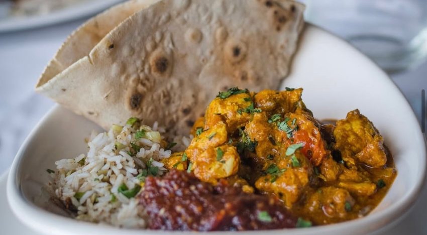 El restaurante de cocina india que convoca con sus platos especiados a pasos del mar