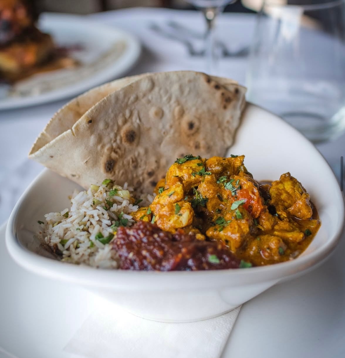 El curry indio de pollo con arroz basmati es una de sus especialidades.