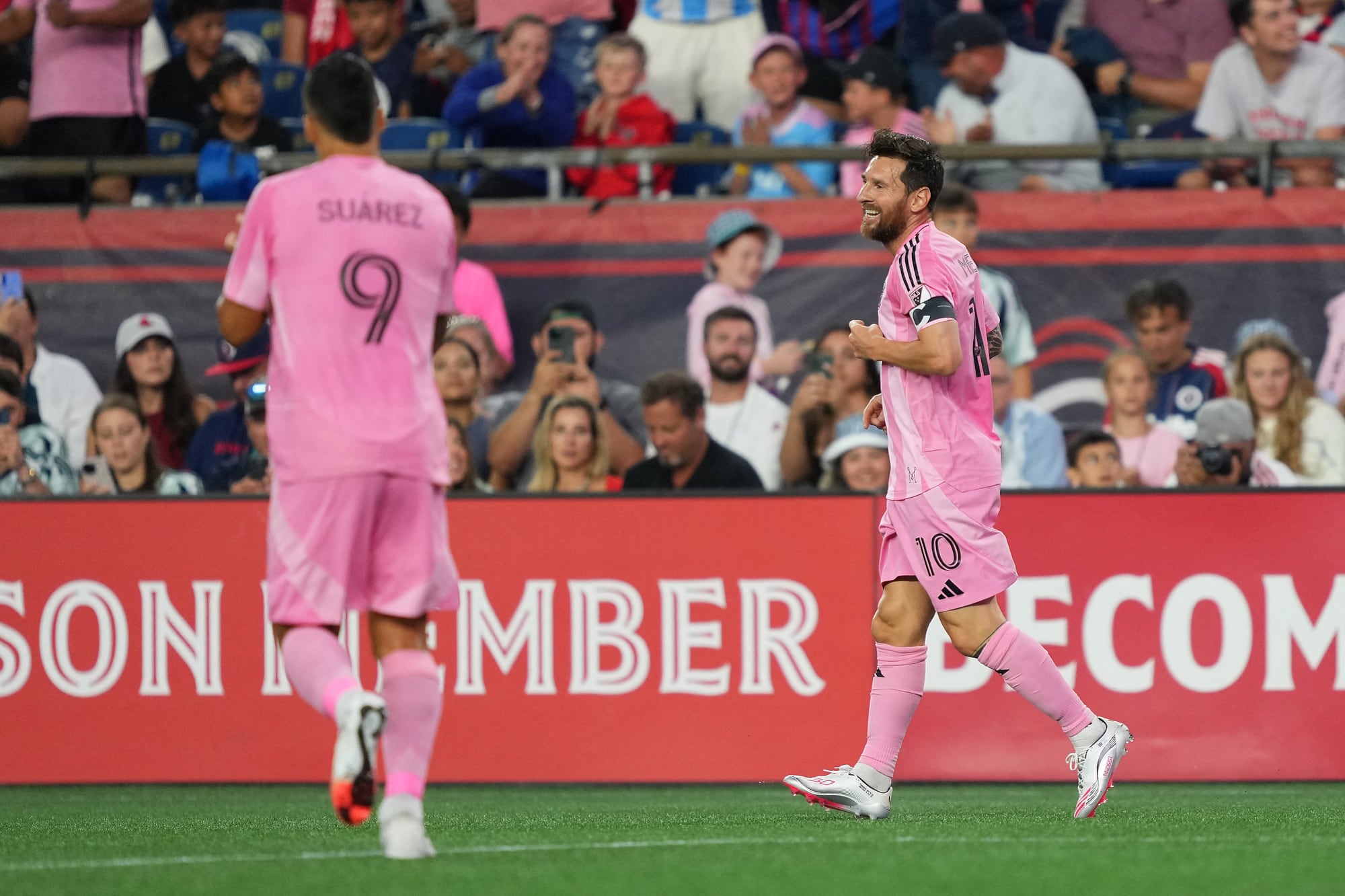 Aplaude Suárez a Lionel Messi, que anotó los dos goles en el primer tiempo en el triunfo de Inter Miami sobre New England por la MLS