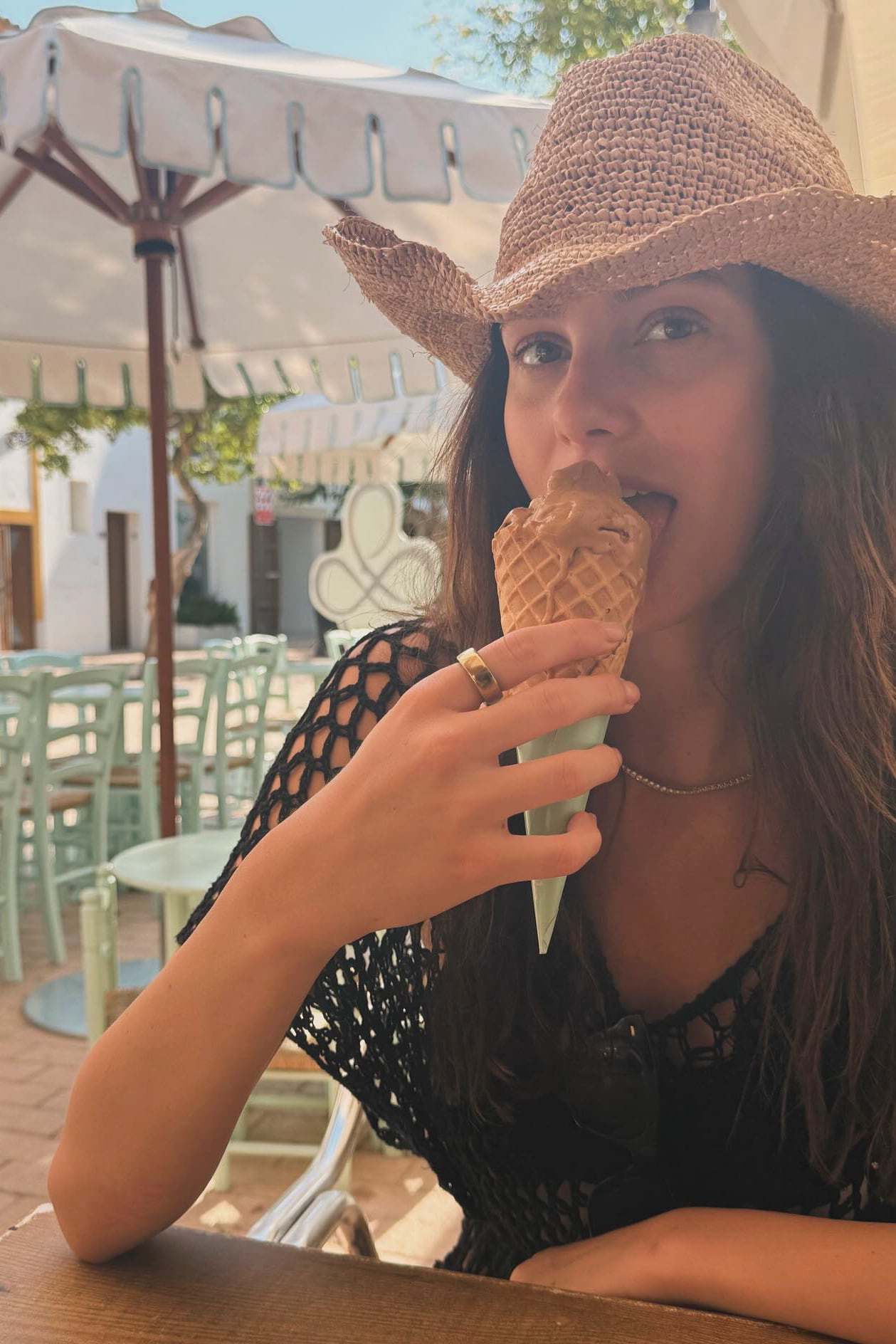 Camila no pudo resistirse a un helado. 