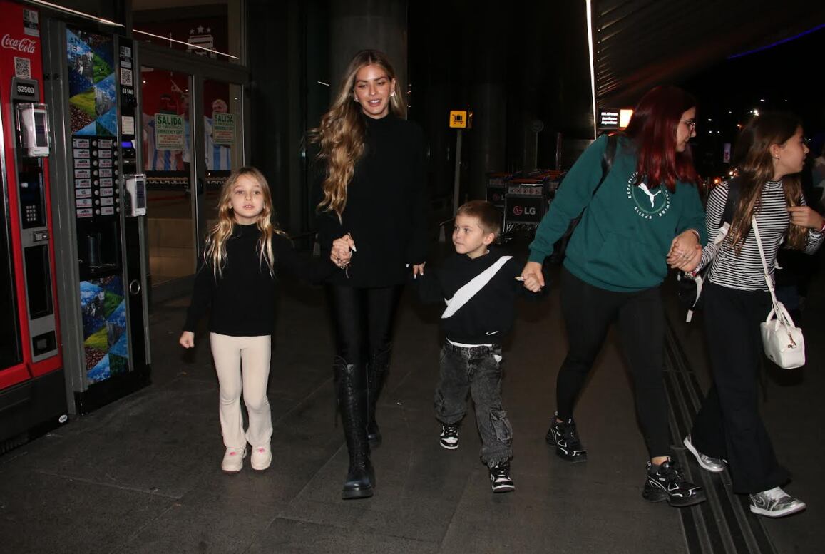 La China Suárez con sus hijos en Ezeiza. (Foto: Movilpress)