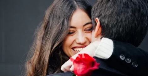 El love bombing o bombardeo amoroso en español, es una técnica mediante la cual uno de los integrantes de la relación llena de amor, halagos y atenciones al otro con el fin de manipularlo y controlarlo