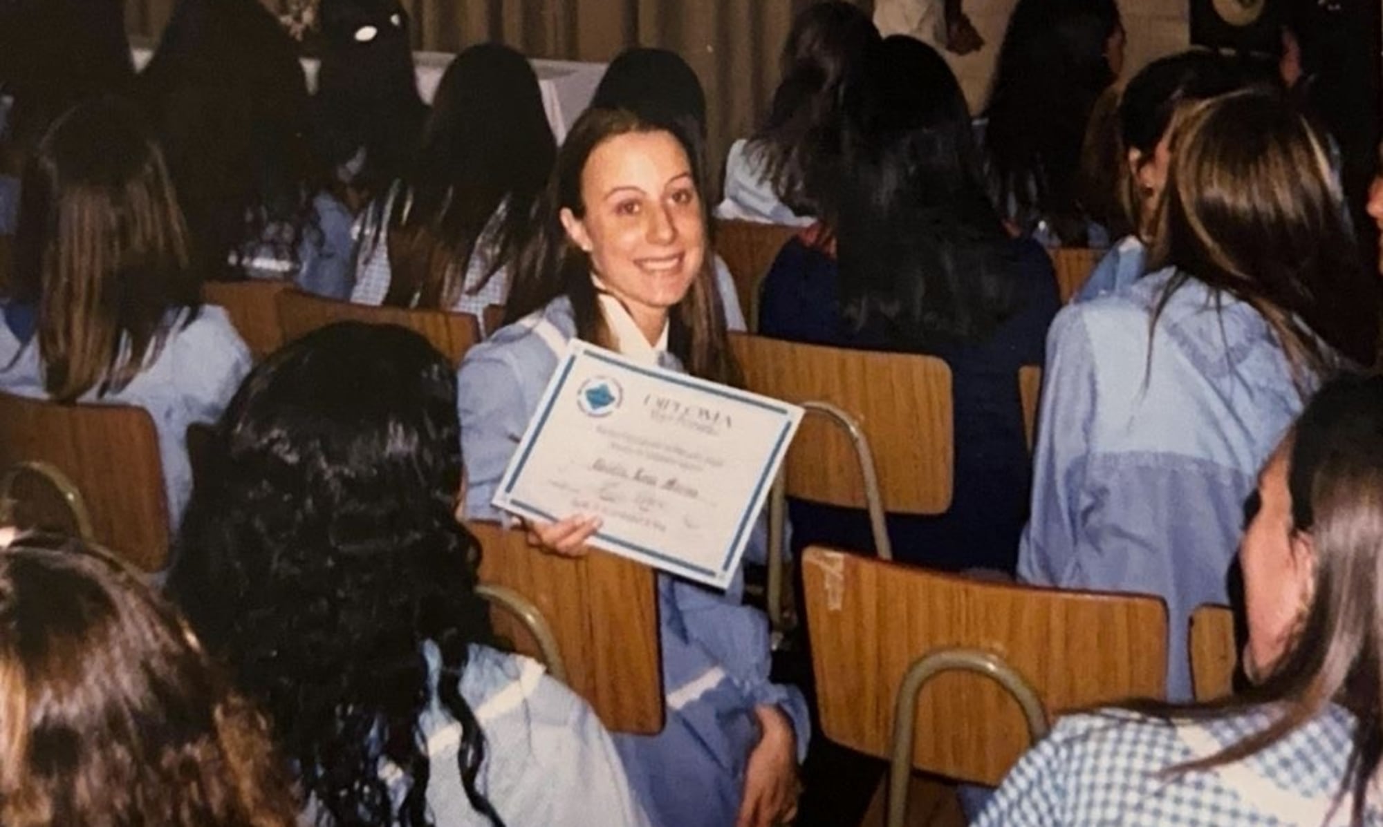 Recibiendo su título de maestra de Nivel Inicial.