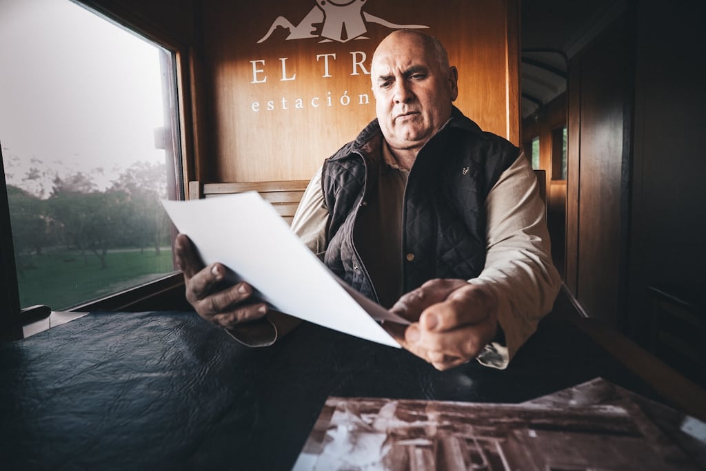 Sergio Randazzo revisa fotos viejas del tren.