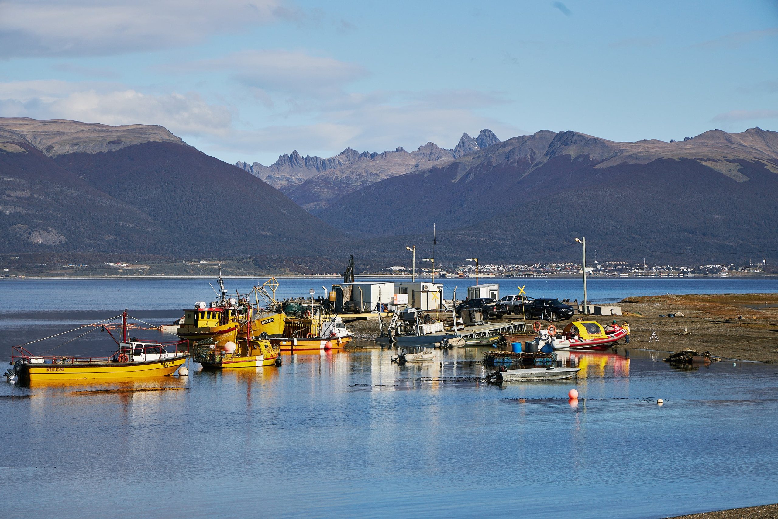 La Ley N° 19.640 define a Tierra del Fuego como área franca, con la excepción de la Isla Grande de Tierra del Fuego, que opera como área aduanera especial