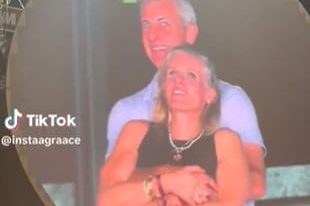 Descubrieron in fraganti al empresario Andy Bryon con otra mujer cuando lo enfocó la kiss cam en un recital de Coldplay