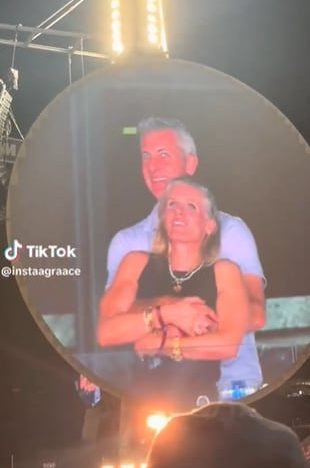 Descubrieron in fraganti al empresario Andy Bryon con otra mujer cuando lo enfocó la kiss cam en un recital de Coldplay