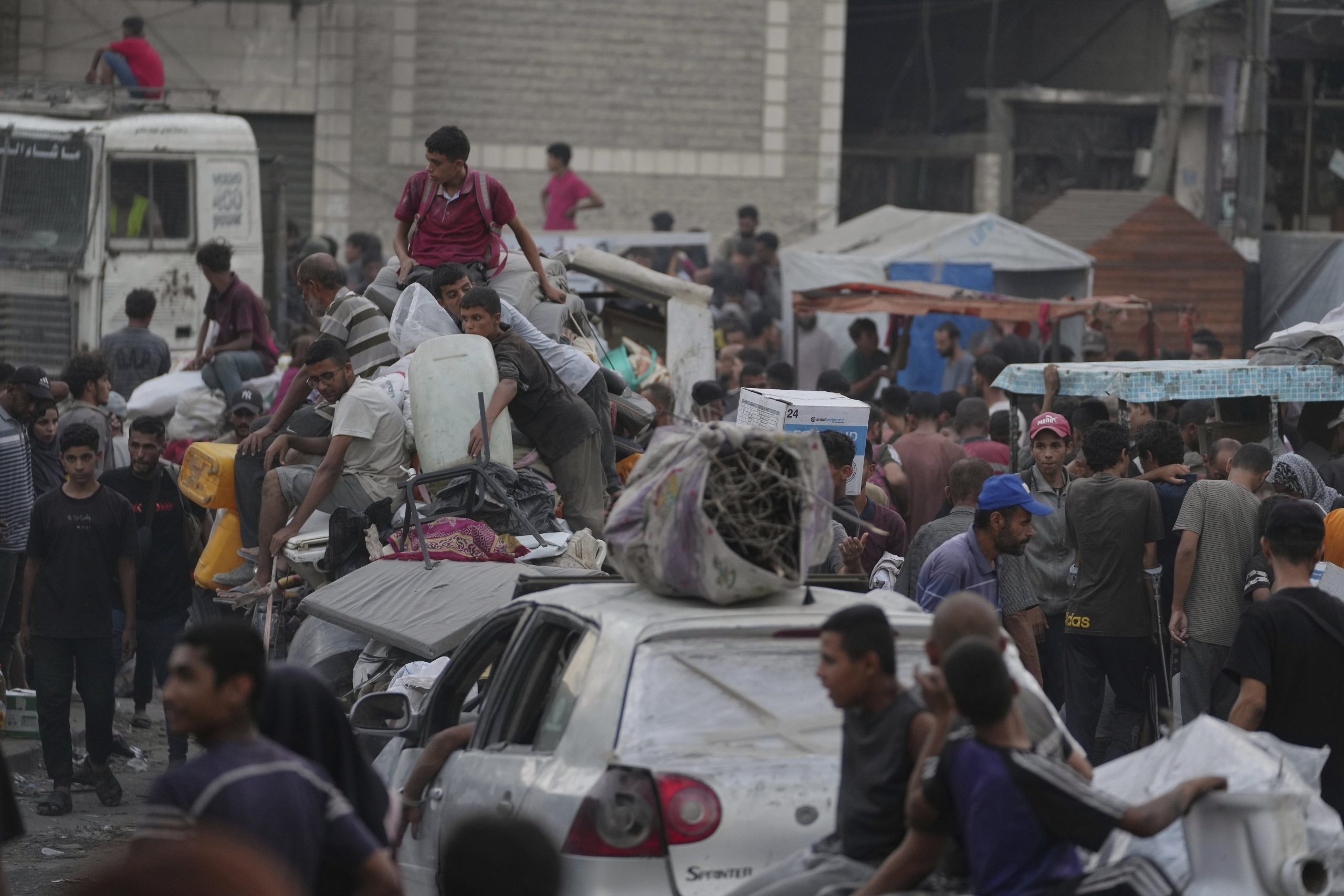 Palestinos desplazados que huyen de Jabalia se mueven con sus pertenencias por una calle de la ciudad de Gaza, el martes 26 de agosto de 2025