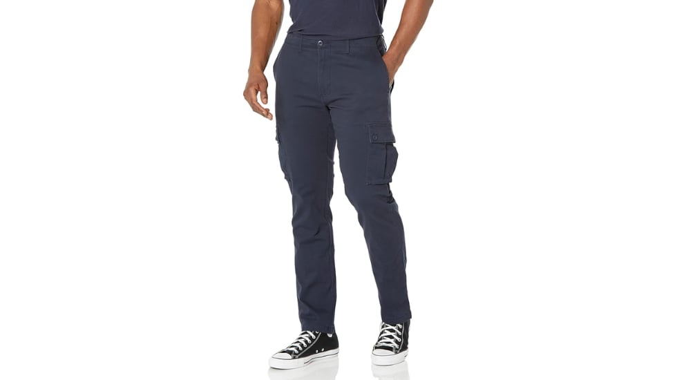 Estos pantalones cargo cuentan con un ajuste ceñido al cuerpo.