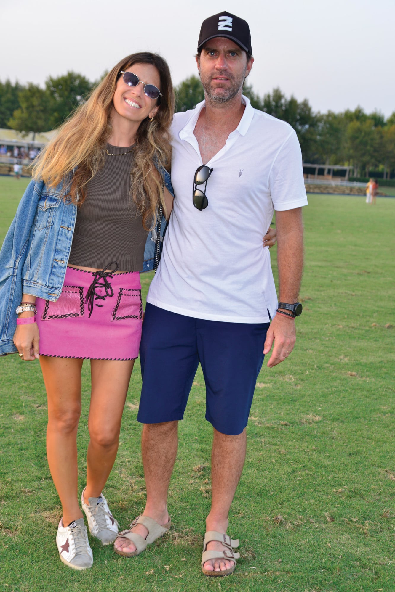 María Rapetti (con mini de gamuza de Rocio.G) junto a su marido, el polista Gonzalito Pieres