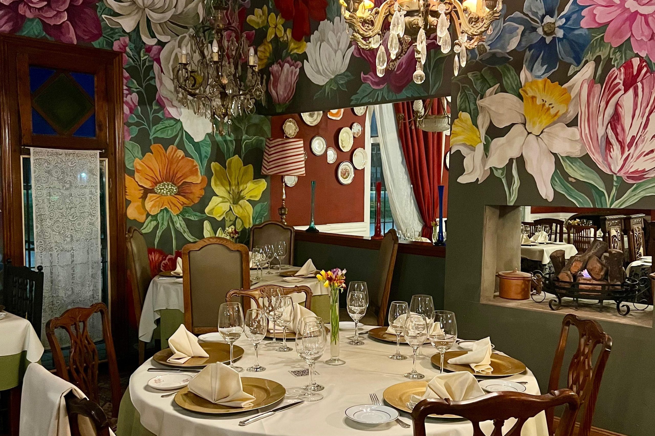 El salón con flores que se diferencia de otras áreas.