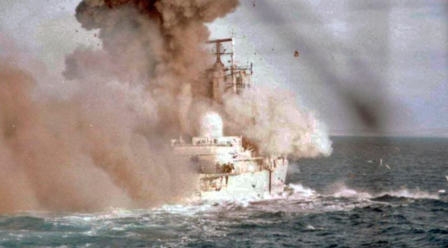 Durante el ataque, dos bombas golpearon al HMS Coventry debajo de la línea de flotación por el lado de babor.