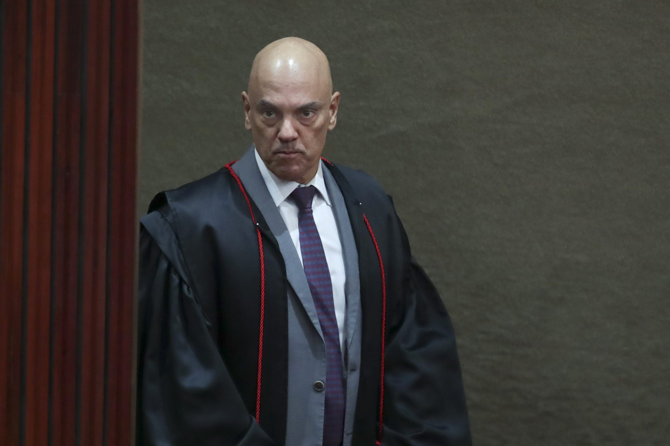 El presidente del Tribunal Superior Electoral, ministro Alexandre de Moraes, llega para presidir el juicio del expresidente Jair Bolsonaro en Brasilia, Brasil, el 29 de junio de 2023