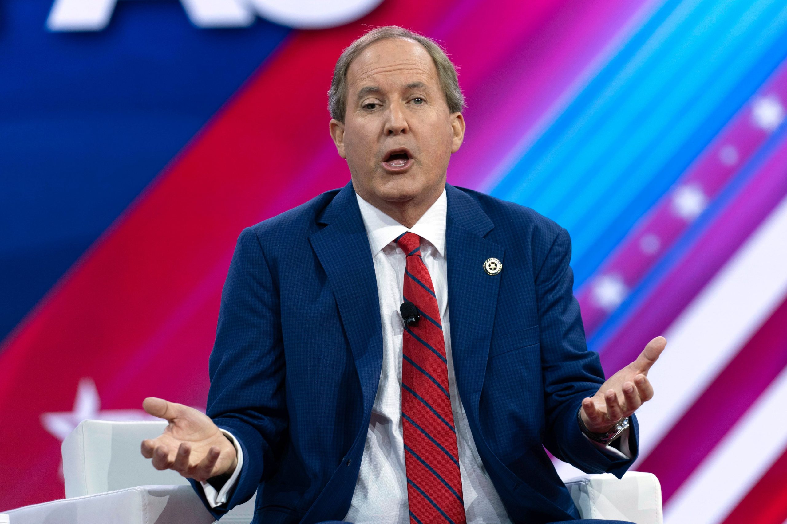 El fiscal general Ken Paxton aventajaba cómodamente a Cornyn por 17 puntos en promedio, lo que colocaba al senador con cuatro mandatos en una posición aparentemente insalvable