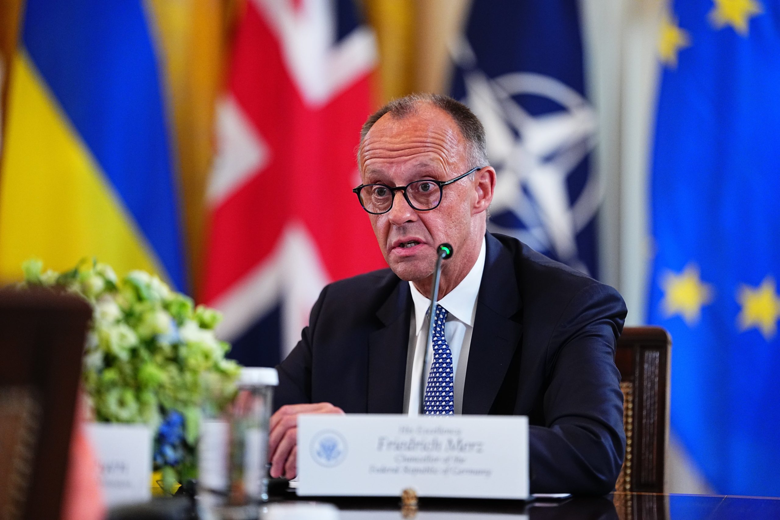 El canciller alemán, Friedrich Merz, asiste a una reunión de alto nivel entre líderes europeos y el presidente estadounidense Donald Trump en la Sala Este de la Casa Blanca después de su reunión con el presidente ucraniano