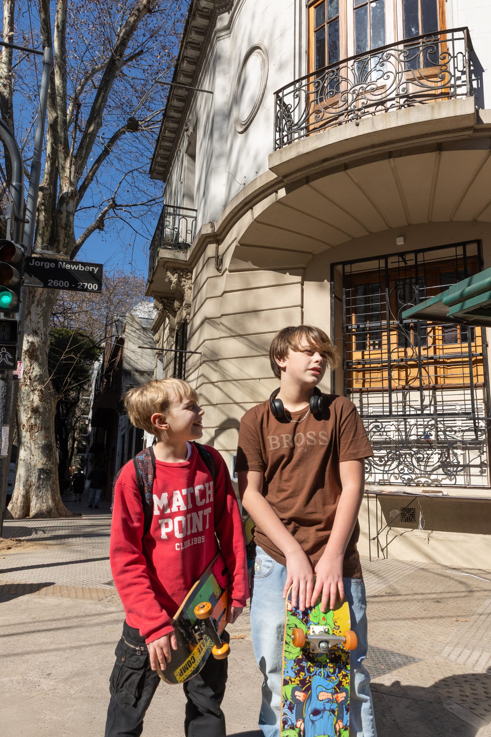 Jóvenes con skate.Los espacios verdes hacen a la calidad de vida que le dio reputación al barrio