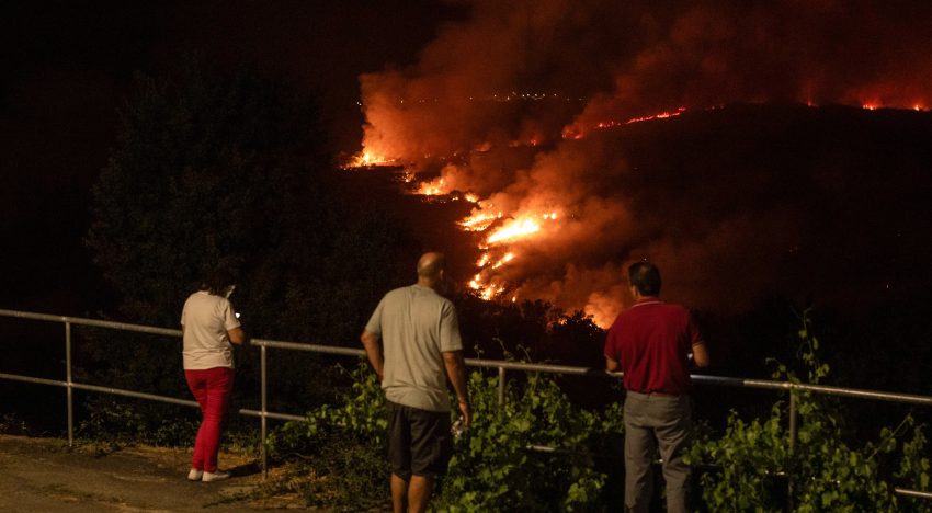 Última hora de los incendios en España, en directo | Los incendios obligan a más de 5.000 personas a pasar la noche fuera de sus casas