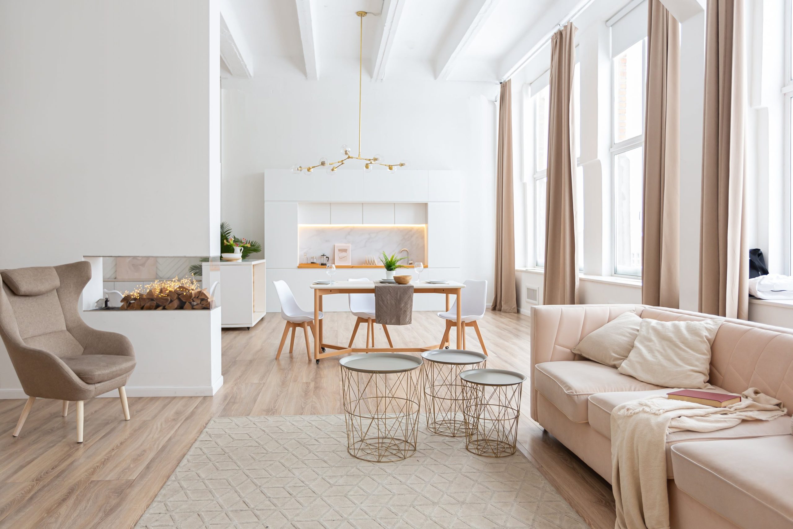 El tono arena, aplicado en paredes o textiles, crea un ambiente equilibrado y sereno, ideal para dormitorios y livings