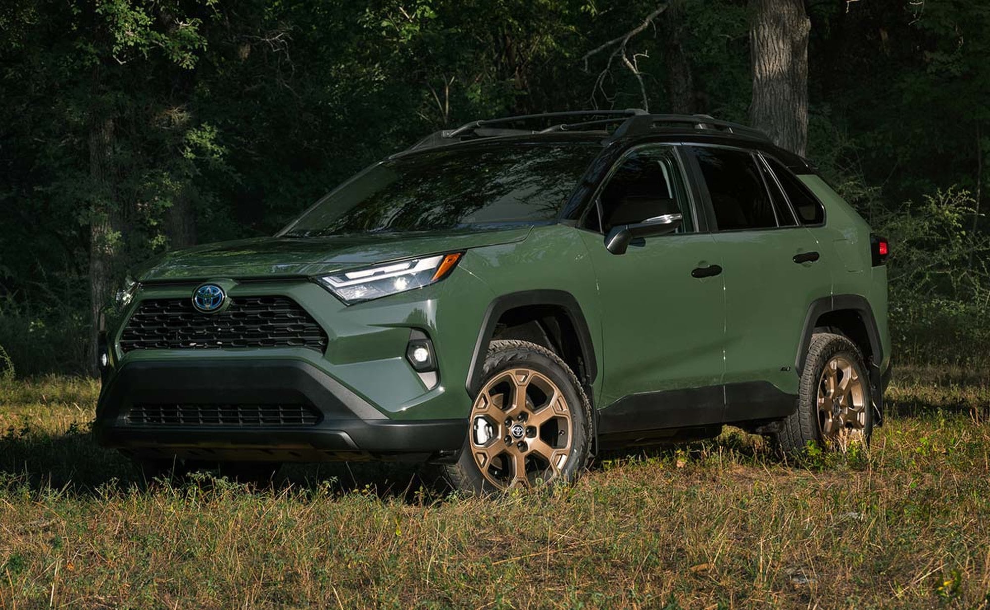 Más allá del gasto en combustible, el RAV4 2025 ofrece versiones con precios base que van desde US$28.675 en la variante LE hasta los US$43.690 en la híbrida enchufable Prime