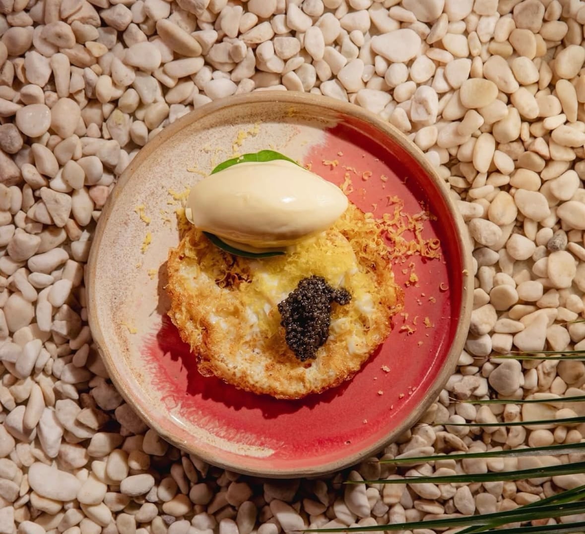 Helado de yema curada, puntilla de huevo frito y caviar