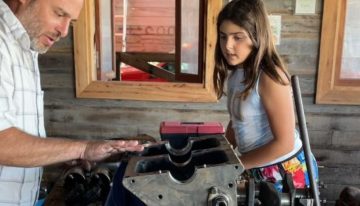 Arreglaba autos con su padre y le transmitió a su hija la misma pasión: en dos semanas armó junto a ella un jeep IKA