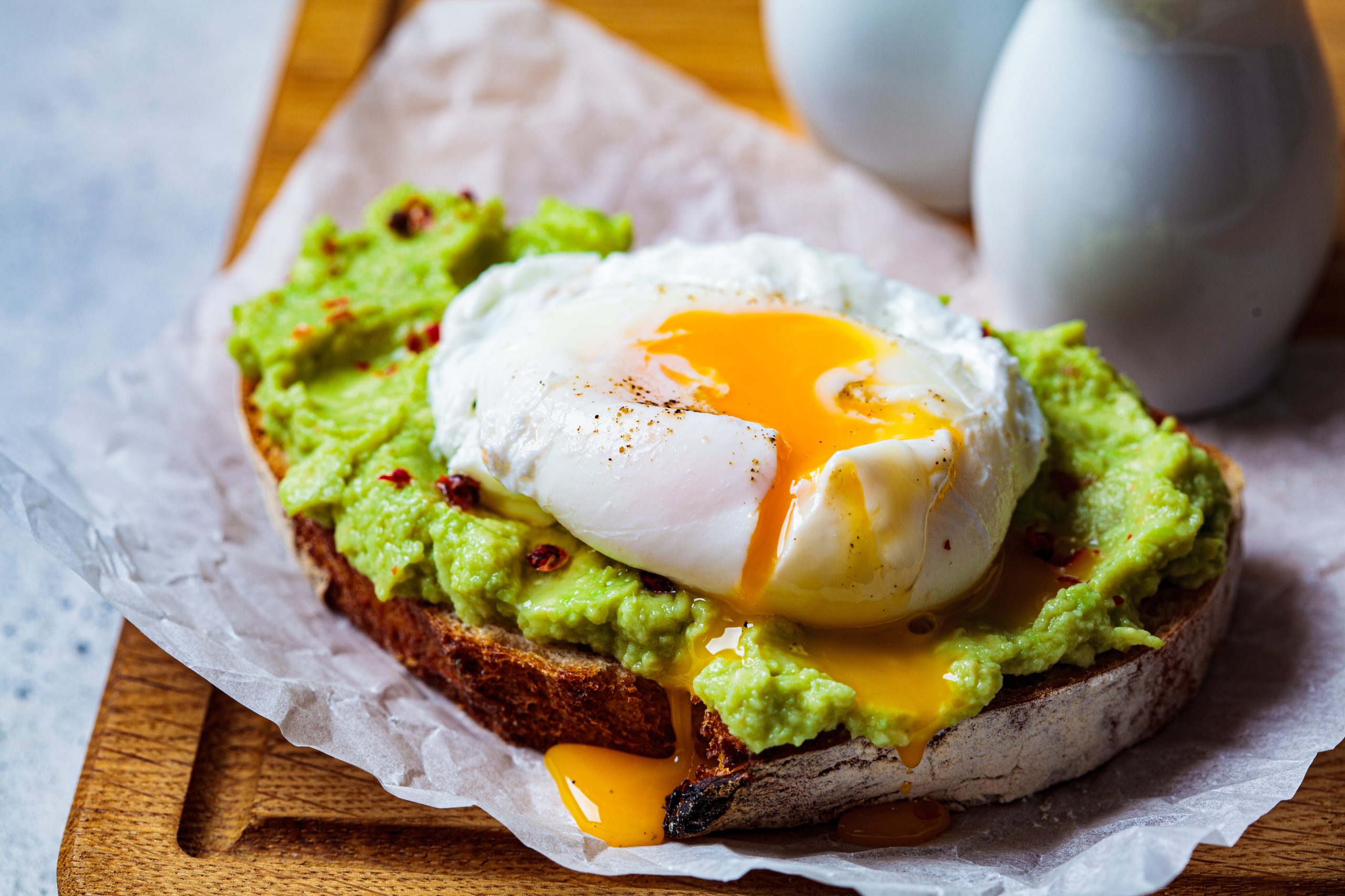 Lo ideal es, dentro de las dos horas posteriores al entrenamiento, ingerir proteínas, carbohidratos complejos y grasas saludables