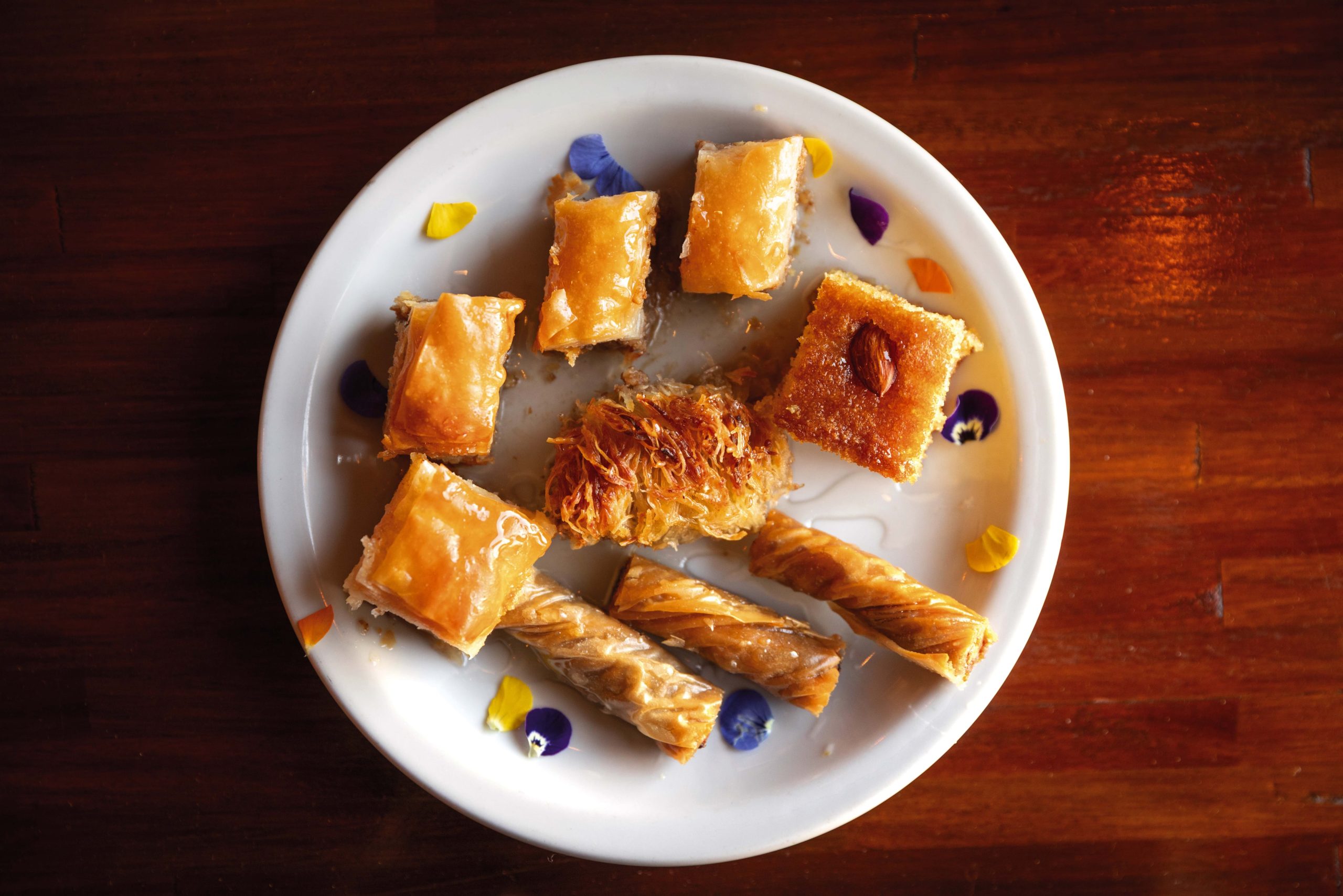 Entre los dulces de la comida armenia hay baklava con pistachos, kadaif crujiente, shamali de sémola y galletitas gurebie