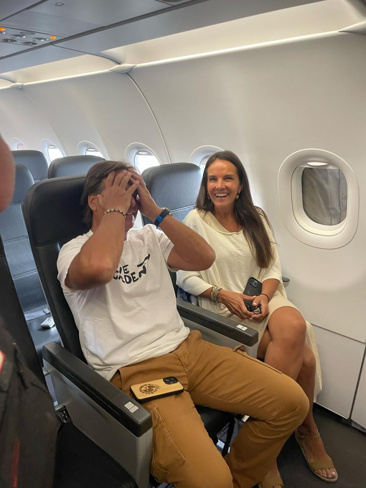 Luis Lacalle Pou junto a Corina Bove en viaje rumbo a Río de Janeiro. Foto: X/@fmgenteradio