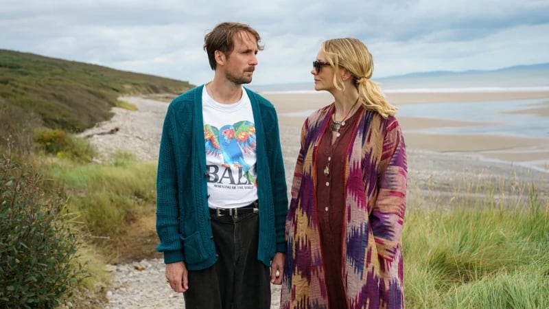 Tom Basden y Carey Mulligan en The Ballad of Wallis Island (La balada de la isla)