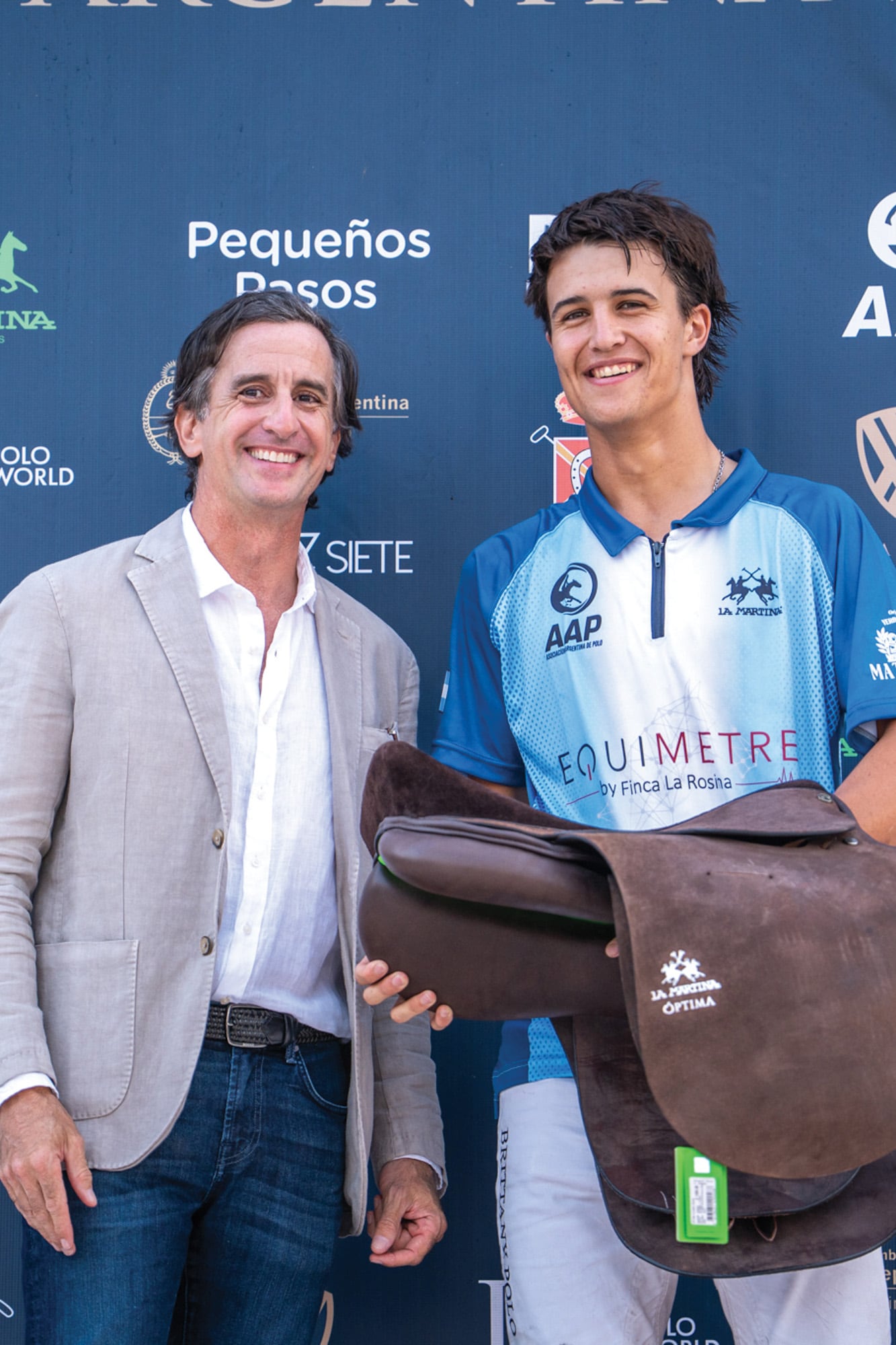 Adrián Simonetti, presidente de La Martina, le entregó el premio a Ciro Urturi como el jugador más valioso del partido