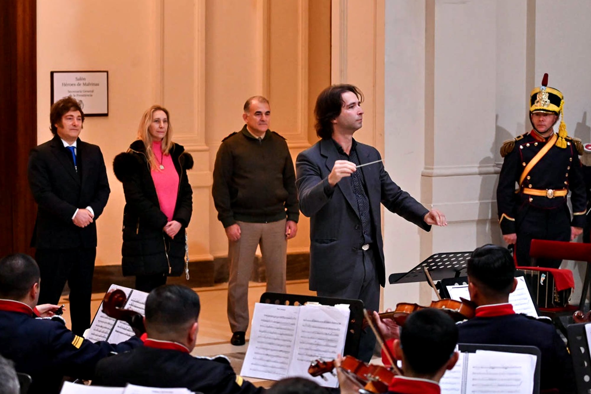 El presidente Javier Milei y la secretaria General de la Presidencia, Karina Milei, participaron del evento musical organizado por Casa Militar, al que se sumó Pablo Boggiano, con la actuación de la Orquesta Filarmónica del Ejército y la Fanfarria Alto Perú de Granaderos