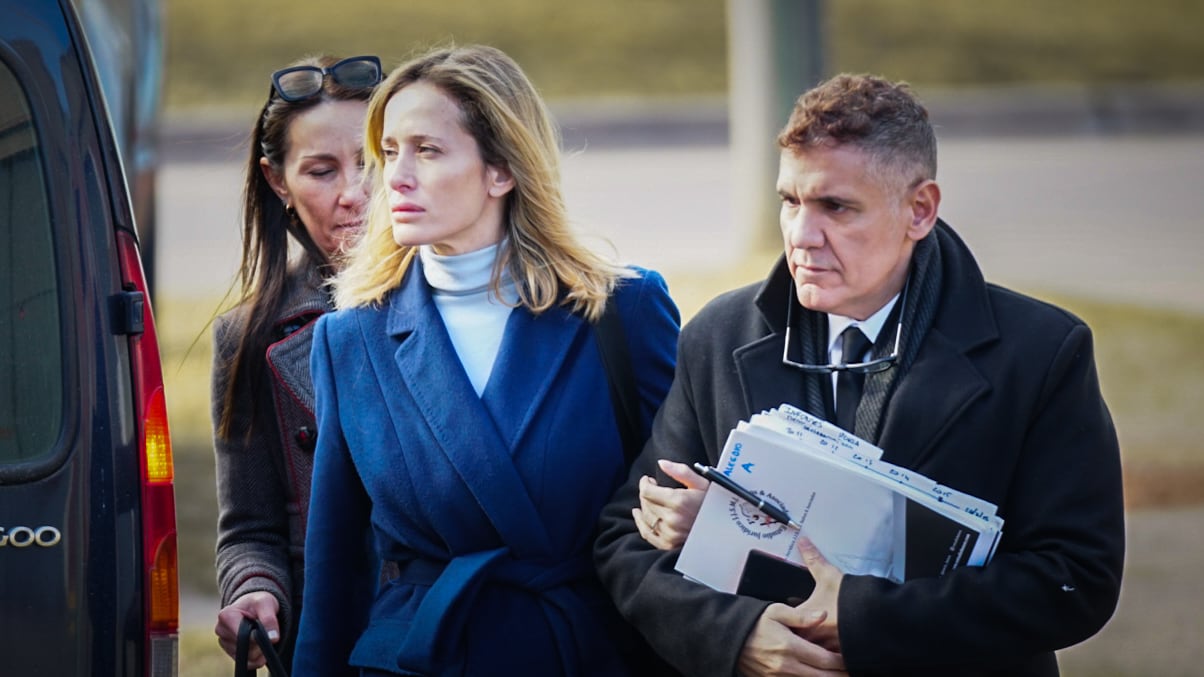 Julieta Prandi junto a su abogado. (Foto: Nicolás González/TN)