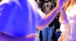 El abrazo de Gimena Accardi y Andrés Gil arriba del escenario a días de firmar su divorcio de Nicolás Vázquez