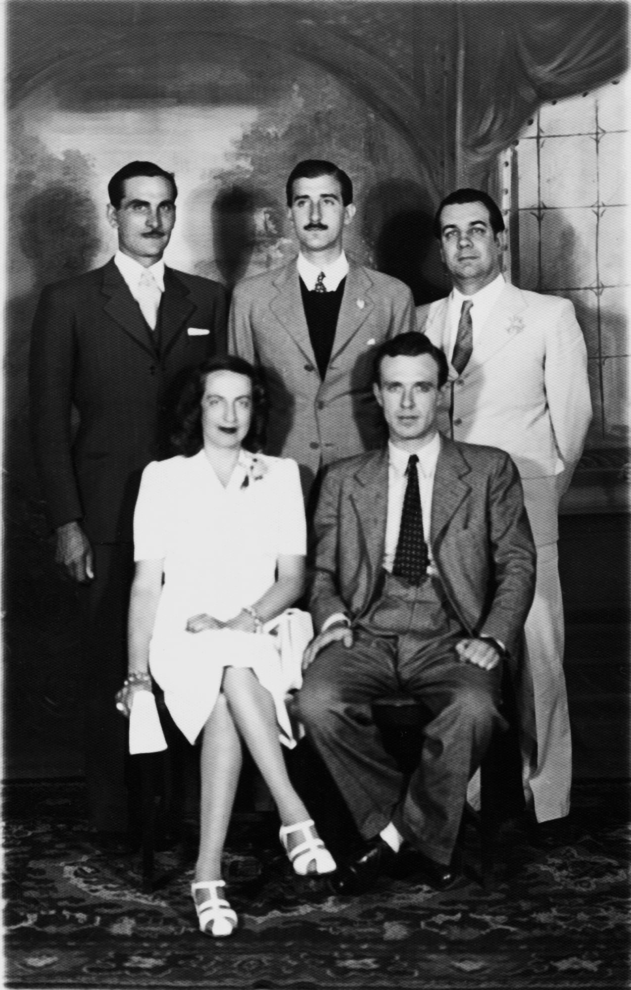 Adolfo Bioy Casares y Silvina Ocampo cuando se casaron en Las Flores, con sus testigos Óscar Pardo, Enrique L. Drago Mitre y Jorge Luis Borges