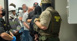 Trump acelera su ofensiva anti-migrantes: presupuesto millonario, un controvertido reclutamiento y récord de vuelos de deportación
