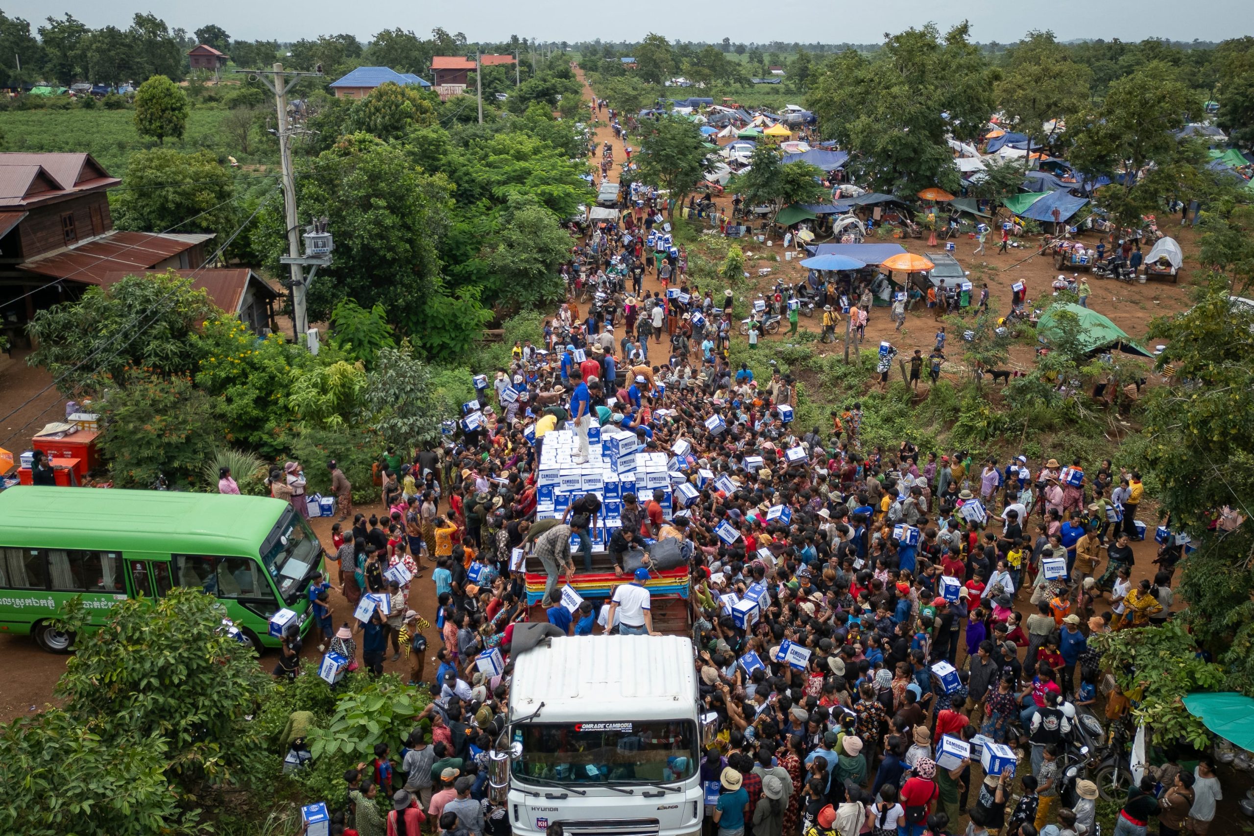 Camboyanos desplazados reciben agua en el campamento de reasentamiento de Battkhao (Archivo)