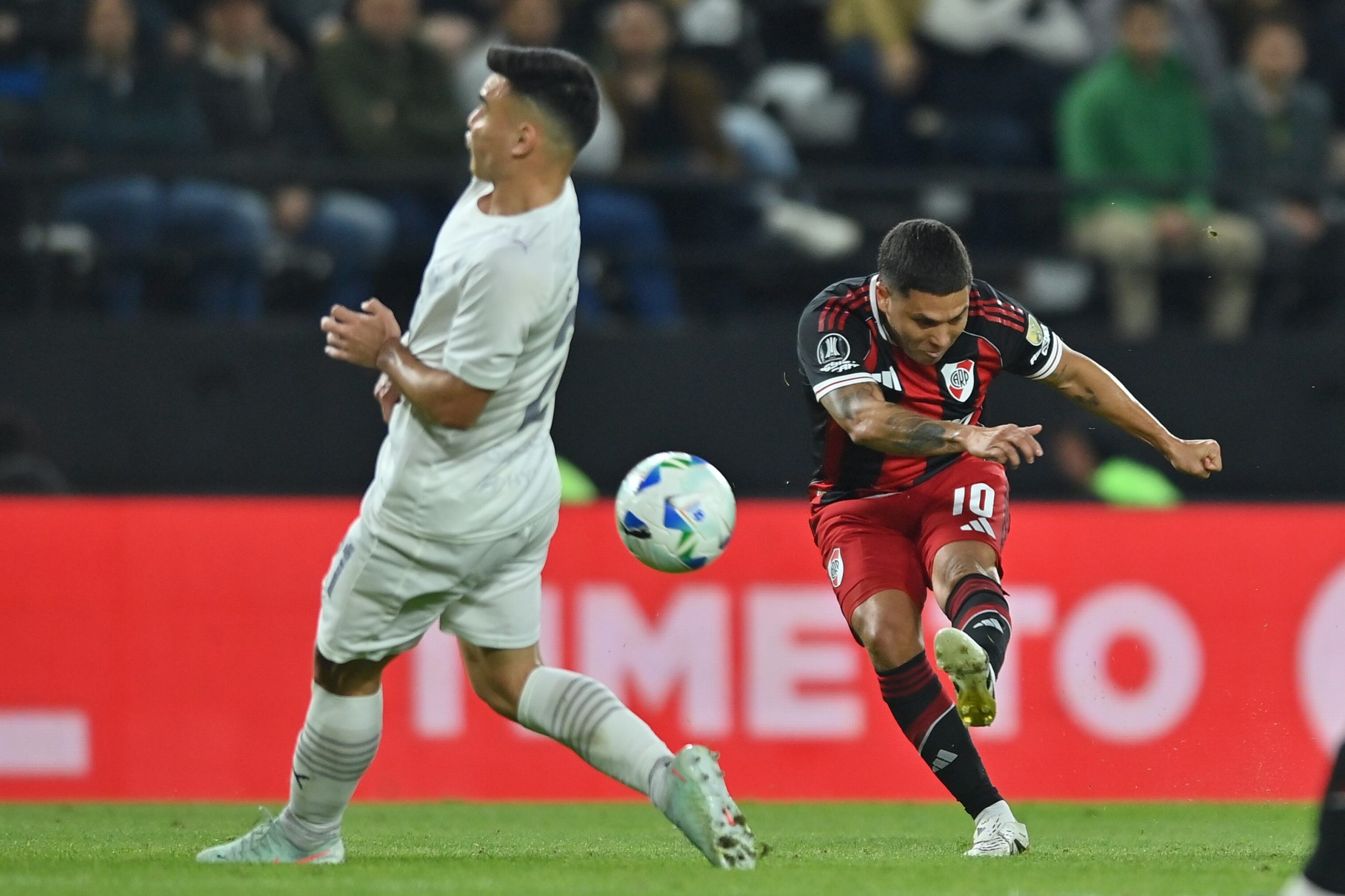 El Pollo Vignolo elogió el ingreso de Juanfer Quintero ante Libertad. (Foto: Prensa River).