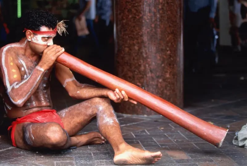 Tocar el diyeridú, un instrumento aborigen de Australia, puede fortalecer los músculos de la vía respiratoria