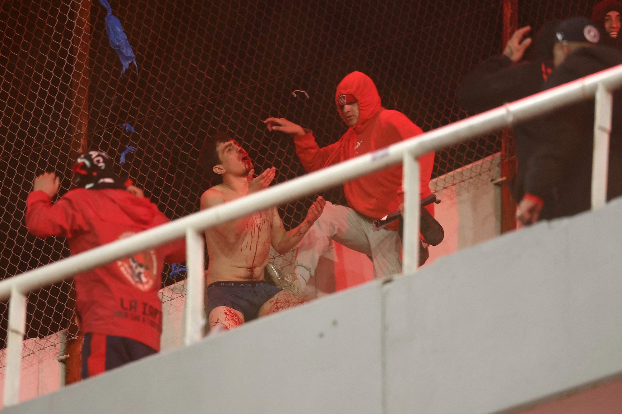 Los graves incidentes, que forzaron la cancelación de Independiente vs. Universidad de Chile, incluyeron golpizas, más de un centenar de heridos y hasta una persona que saltó al vacío 
