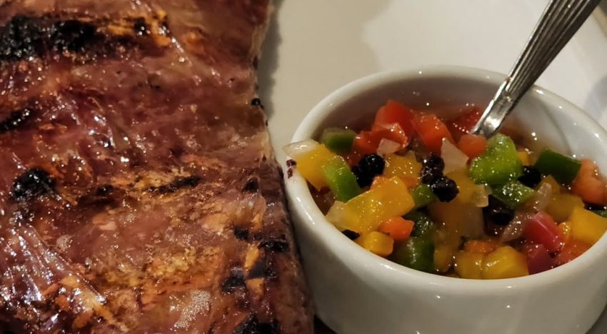 Chimichurri vs. salsa criolla: los tips de las parrillas porteñas para preparar las salsas infaltables en un asado