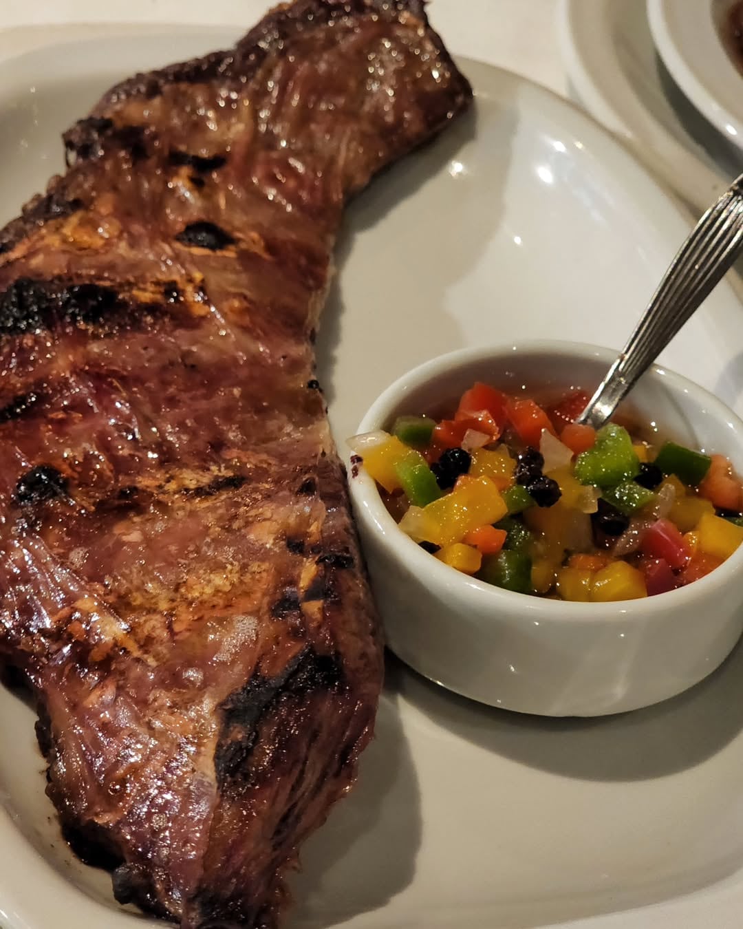 Entraña con salsa criolla