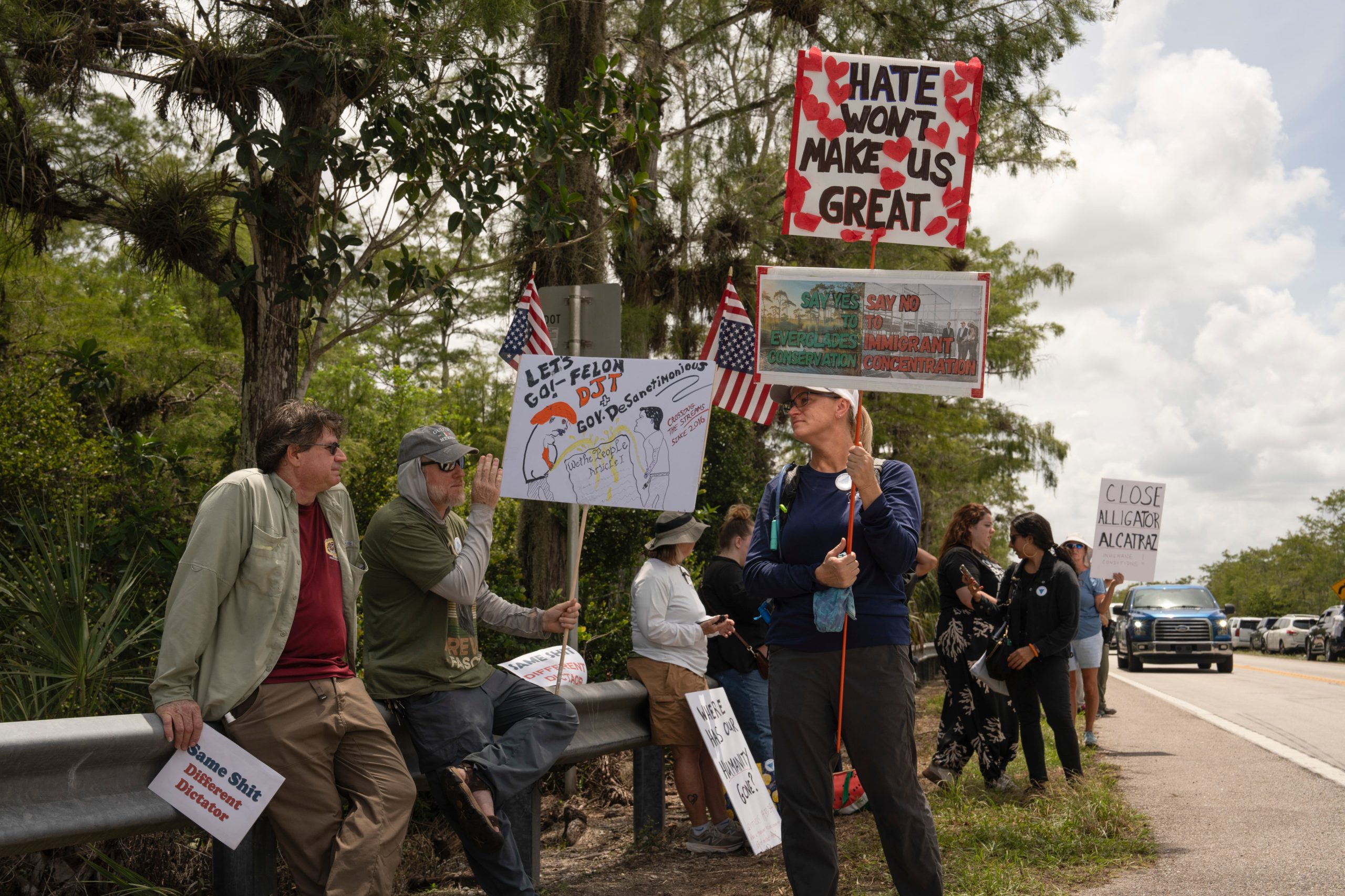El centro de Florida está rodeado de controversias: desde su polémica ubicación en medio de los Everglades hasta las denuncias por condiciones precarias (Ava Pellor/The New York Times)