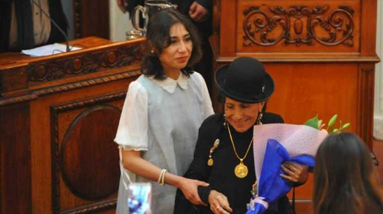 Sayuri junto a su madre, Remedios Loza, durante un homenaje que le rindieron en el Parlamento, poco antes de su fallecimiento