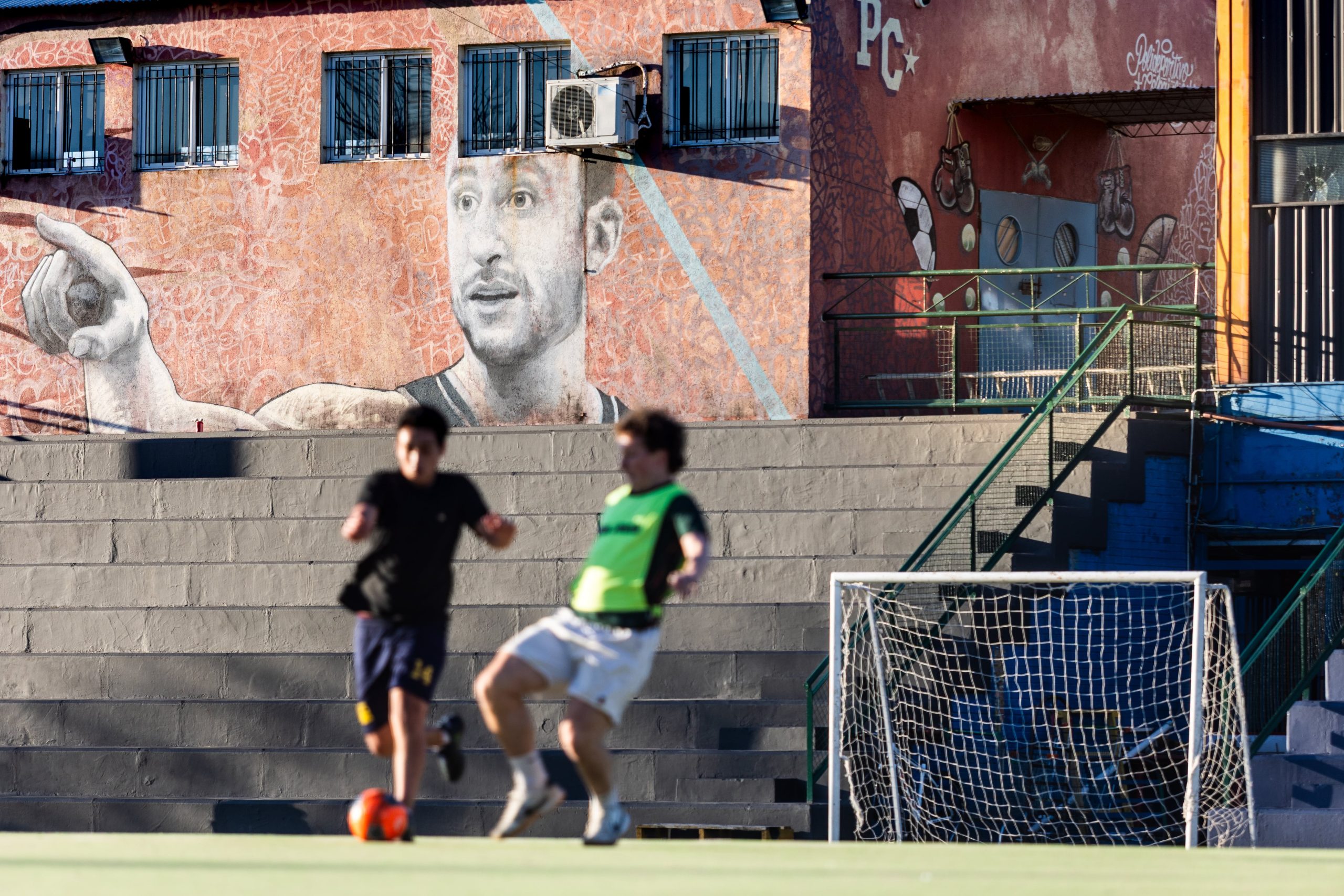 Partido de fútbol en el Polideportivo Colegiales 